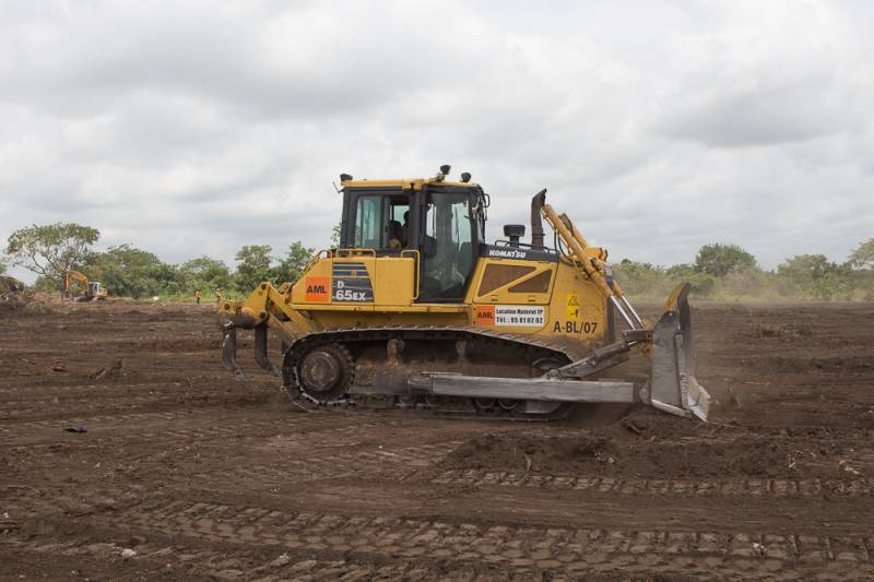 Bulldozer D7H, D65EX et D8R à louer avec AML SA pour vos travaux de génie-civil au Bénin