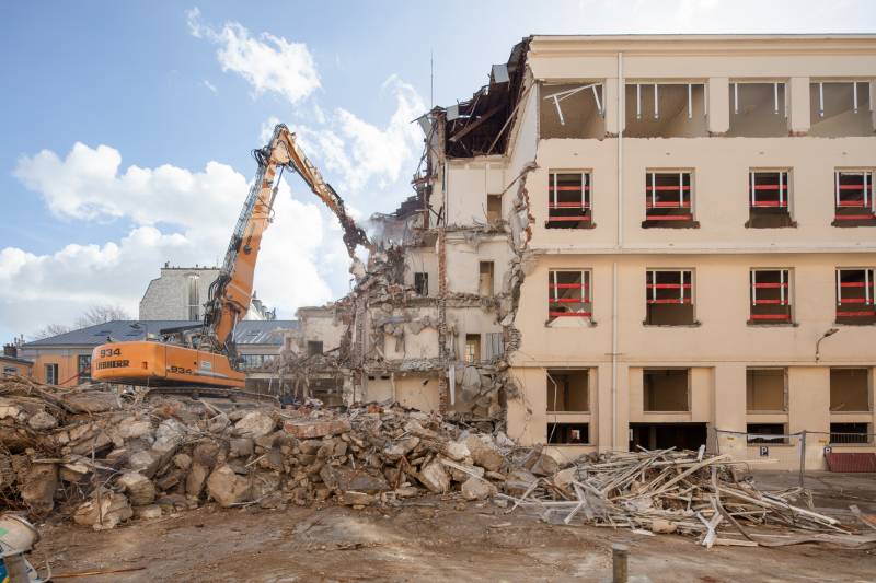 demolition au benin avec location engin de chantier