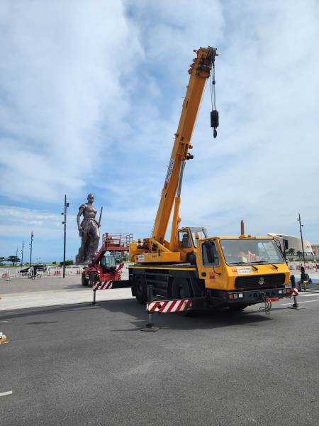 Travaux de levage pour la préparations de la fête de l'indépendance