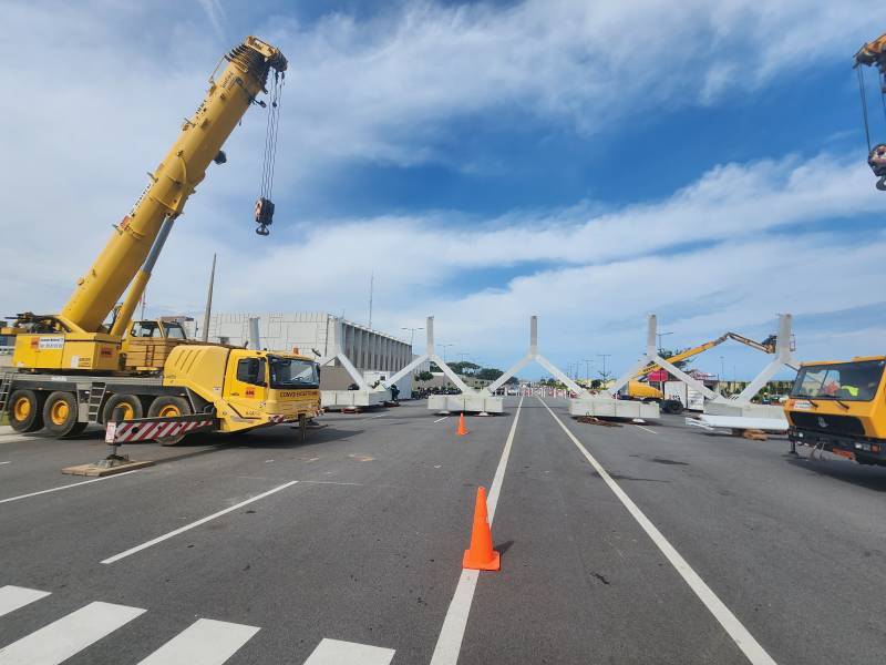Installation des tribunes avec la 100T
