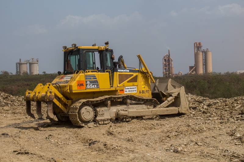 Bulldozer Komatsu D65EX à Onigbolo