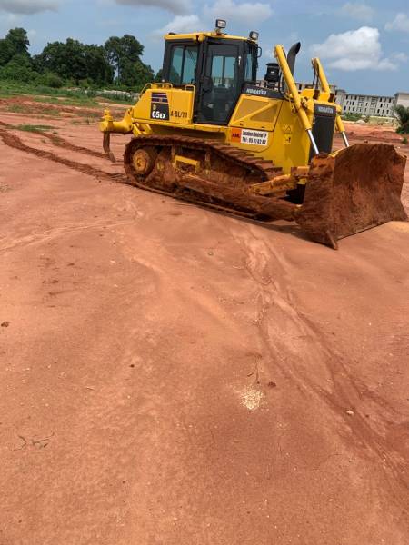 Bulldozer KOMATSU D65EX disponible à la location au Bénin