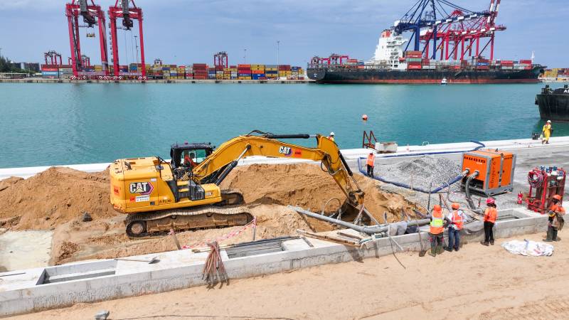 La grue à chenilles Sumitomo LS218RH d'AML Bénin en pleine opération de levage lourd sur le Port de Cotonou.