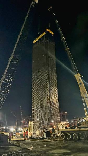 levage et au liaisonnement d'une cage d'armature d'une paroi moulée