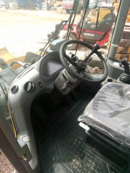 chargeuse sur pneu à la location en carrière près de onigbolo au bénin