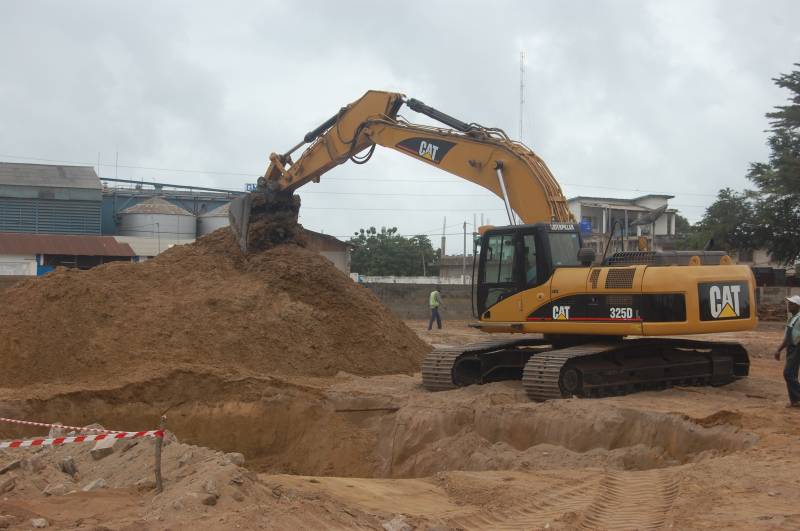 Pelle sur chenilles à louer pour travaux publics au Bénin