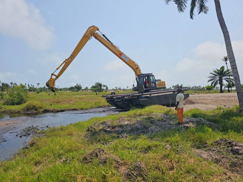 Pelle amphibie disponible à la location au Bénin
