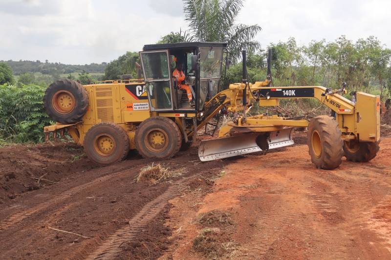 Niveleuse CAT 140K disponible à la location au Bénin