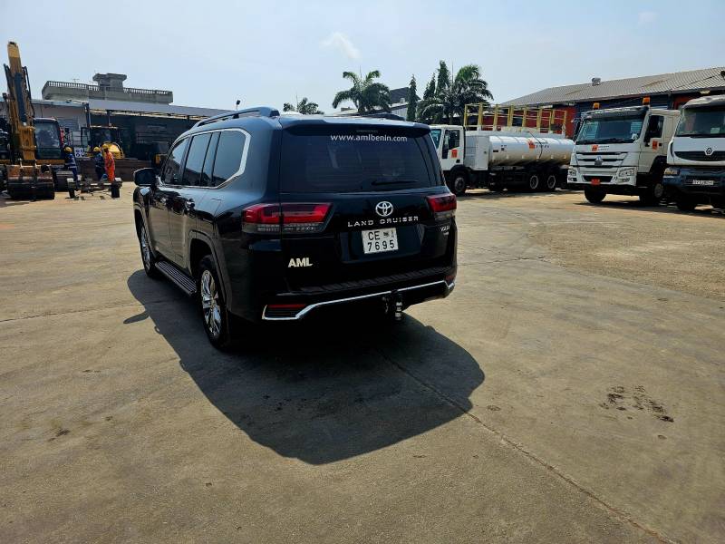 TOYOTA LAND CRUISER VXR disponible à la location à Cotonou