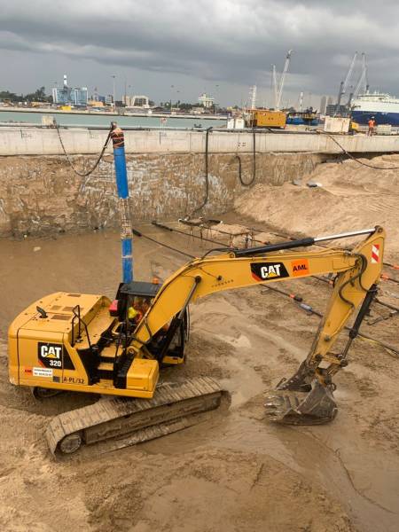 Pelle CAT 320 disponible à la location au Bénin